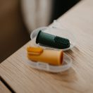PETITE&MARS Szilikon ujjra húzható fogkefe szett Ochre&Green 2 db 0m+
