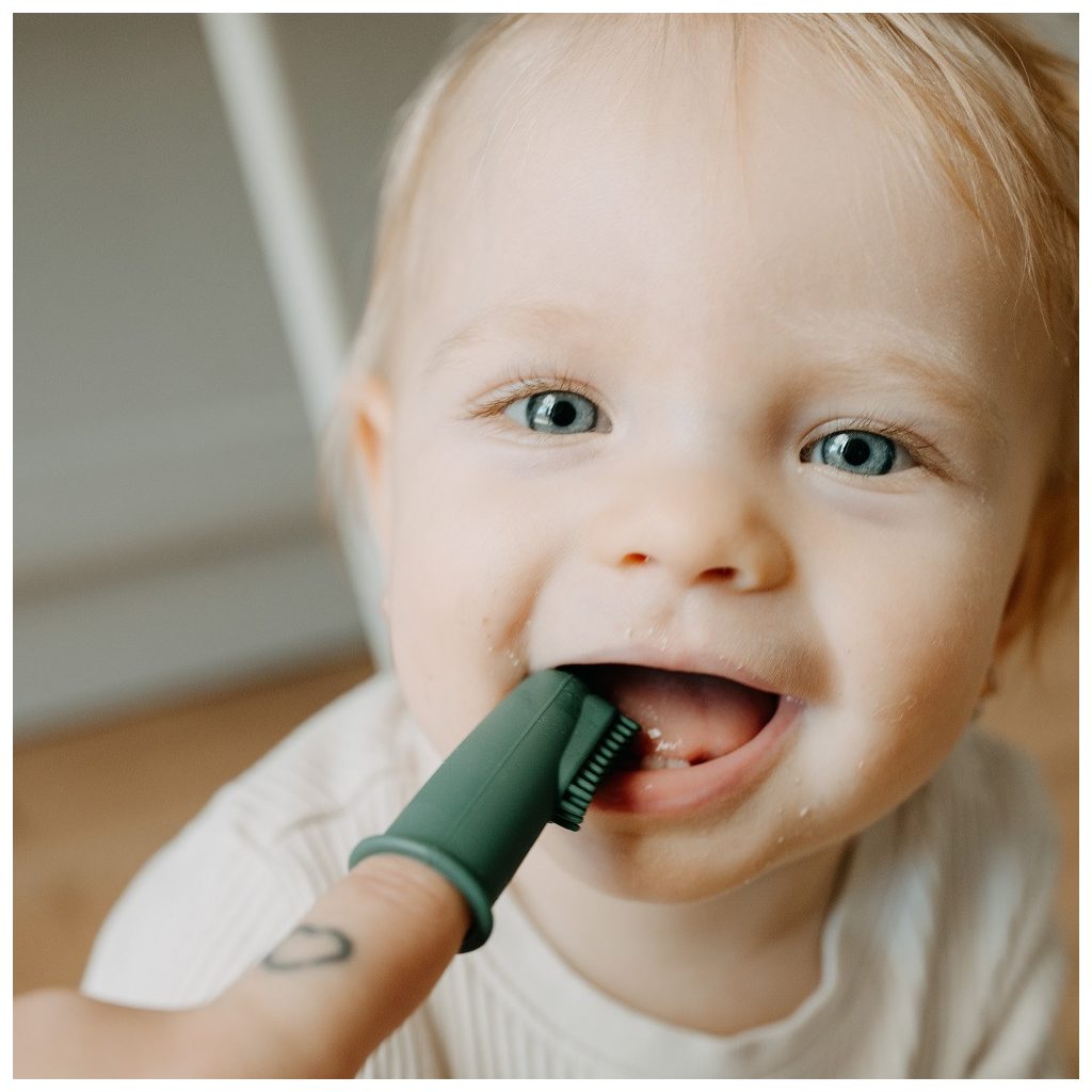 PETITE&MARS Szilikon ujjra húzható fogkefe szett Ochre&Green 2 db 0m+