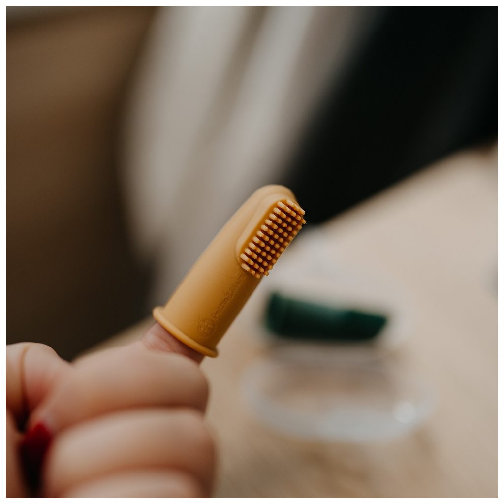 PETITE&MARS Szilikon ujjra húzható fogkefe szett Rose&Sand 2 db 0m+