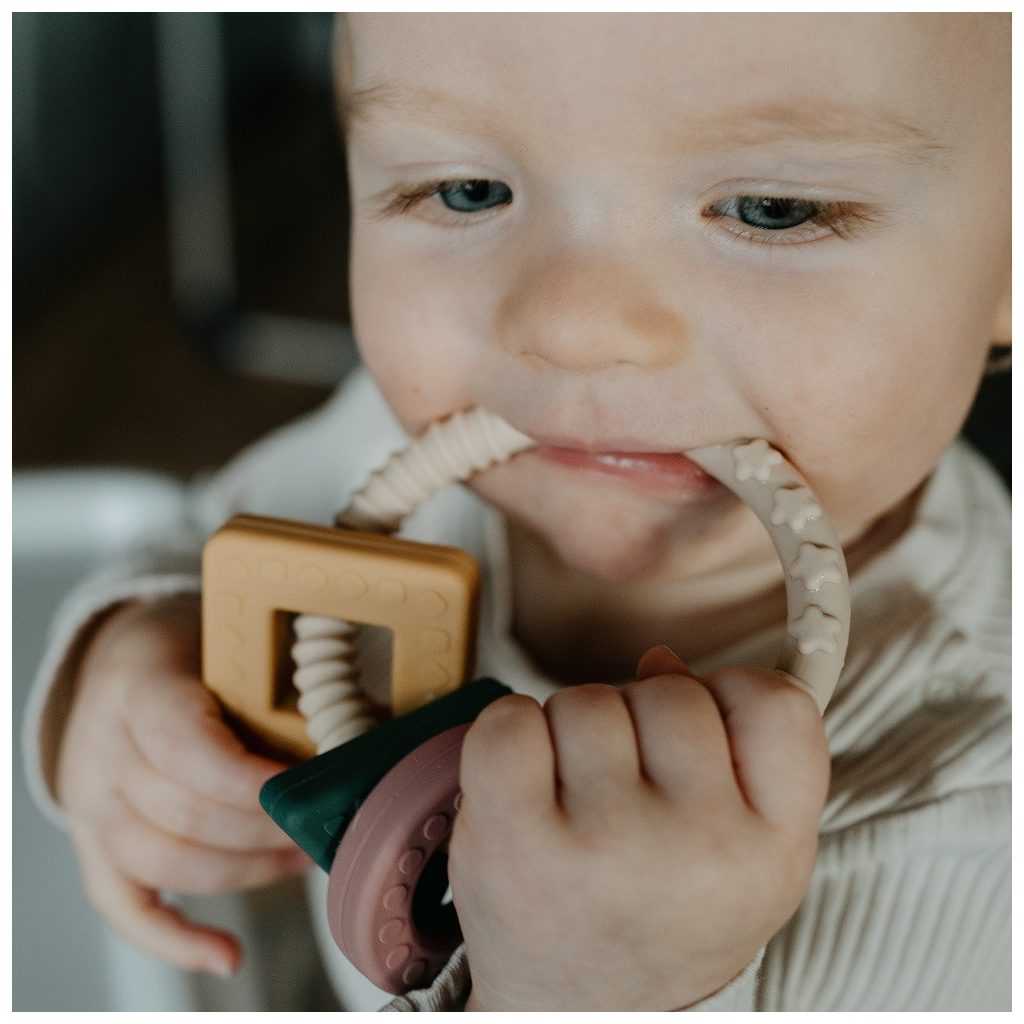 PETITE&MARS szilikon rágóka Figures Desert Sand 0m+