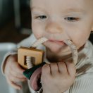 PETITE&MARS szilikon rágóka Figures Desert Sand 0m+