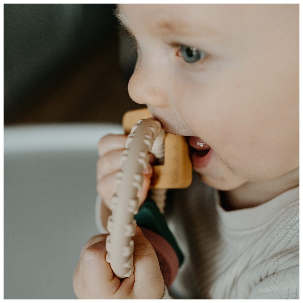 PETITE&MARS szilikon rágóka Figures Desert Sand 0m+