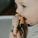 PETITE&MARS szilikon rágóka Figures Desert Sand 0m+