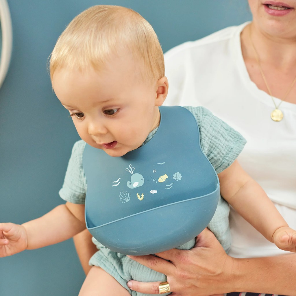 NATTOU szilikonos előke kék BPA-mentes kapcsolással