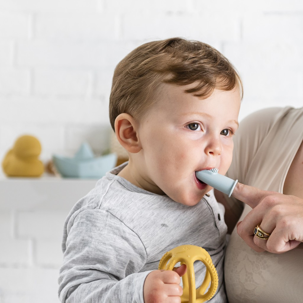 NATTOU Szilikon újrahúzható fogkefe tokkal Petrol blue/Aqua blue 2 db