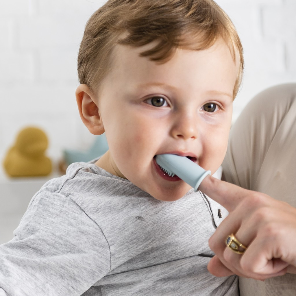 NATTOU Szilikon újrahúzható fogkefe tokkal Petrol blue/Aqua blue 2 db