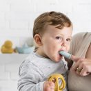 NATTOU Szilikon újrahúzható fogkefe tokkal Yellow/Pink 2 db