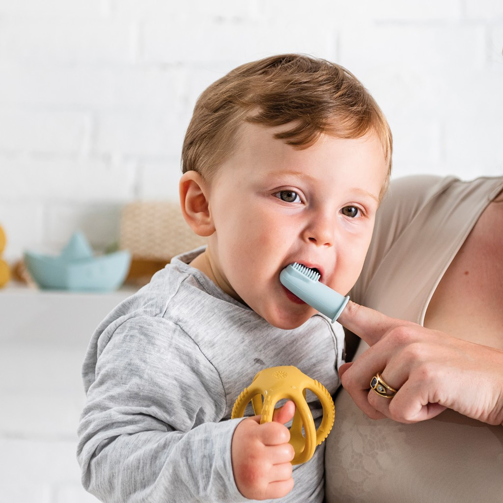 NATTOU Szilikon újrahúzható fogkefe tokkal Yellow/Pink 2 db