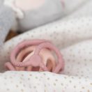 NATTOU  Szilikon rágóka labda 2in1 BPA mentes 10 cm rózsaszín