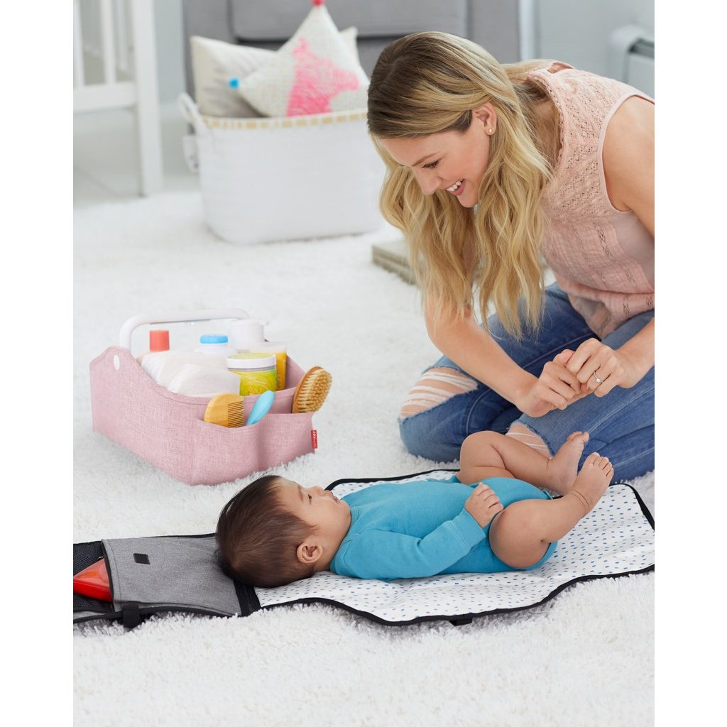 SKIP HOP Világítással ellátott higiéniai szükségletek szervezője Pink
