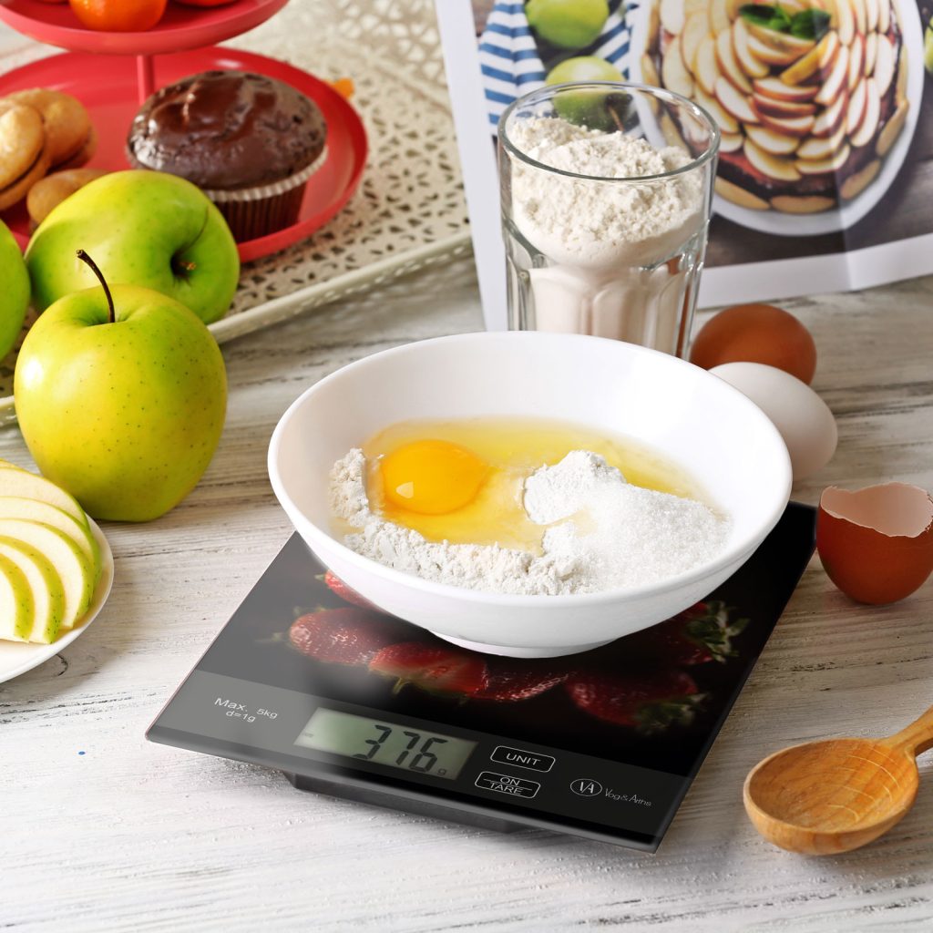 Konyhai mérleg - fekete epres mintával