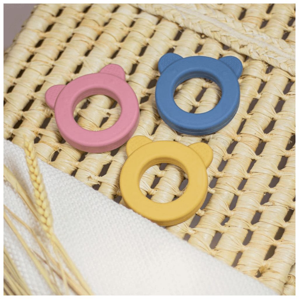 Petite&Mars Beary szilikon rágóka csörgővel, 0 hó+ (rózsa)