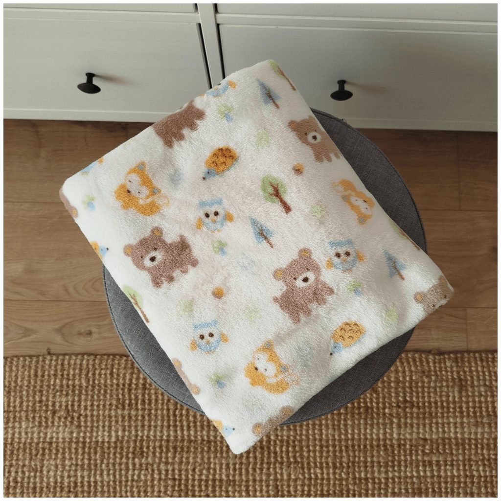 Pihe Puha babatakaró plüss anyagból - macis minta (75x120 cm)