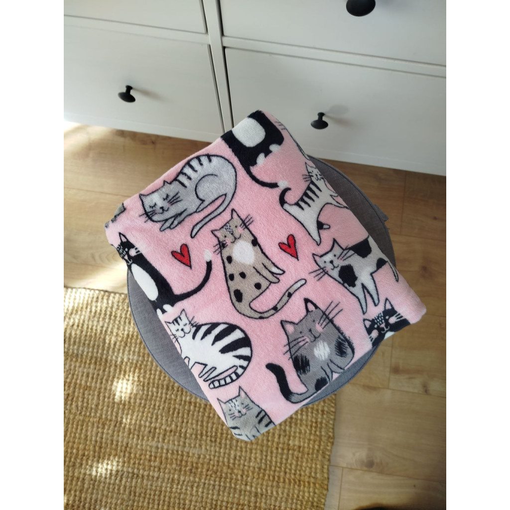 Pihe Puha babatakaró plüss anyagból - cica minta (75x120 cm)