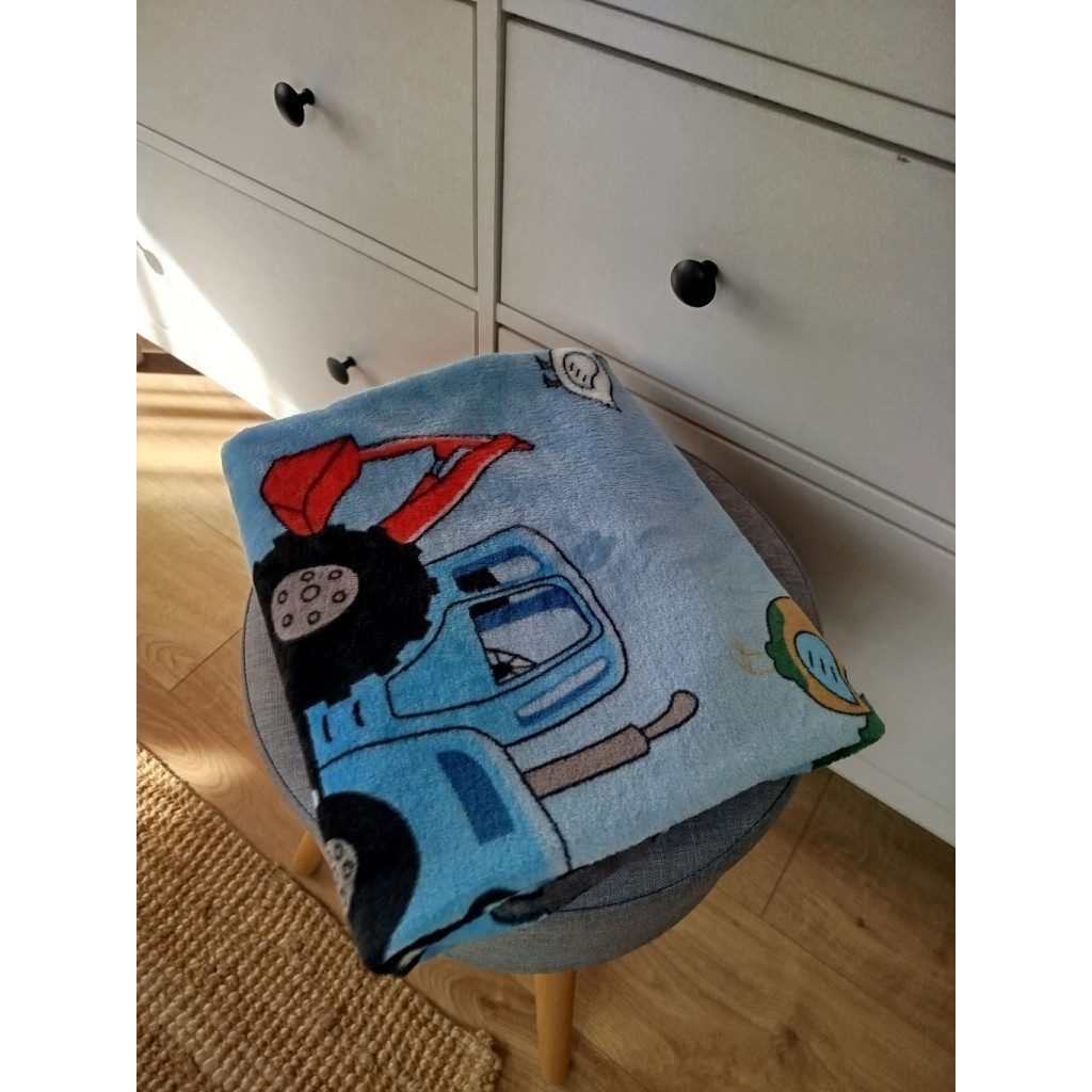 Pihe Puha babatakaró plüss anyagból - tehén + traktor minta (75x120 cm)