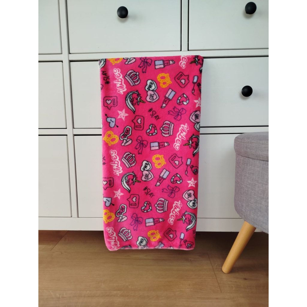 Pihe Puha babatakaró plüss anyagból - lányos pipere minta (75x120 cm)