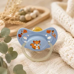   BabyBruin latex játszócumi világító karikával cseresznye cumival 1-es méret (Mókus)