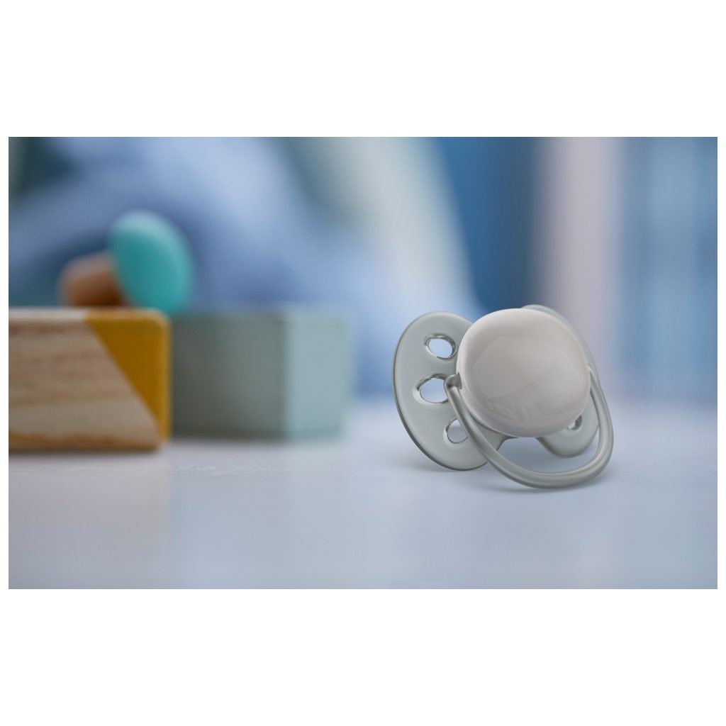 Philips Avent SCF091/17 Játszócumi Ultrasoft Premium neutral 6-18hó  2 db (kék-szürke)