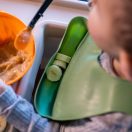 Tommee Tippee mosogatógépben mosható műanyag előke 6 hó+