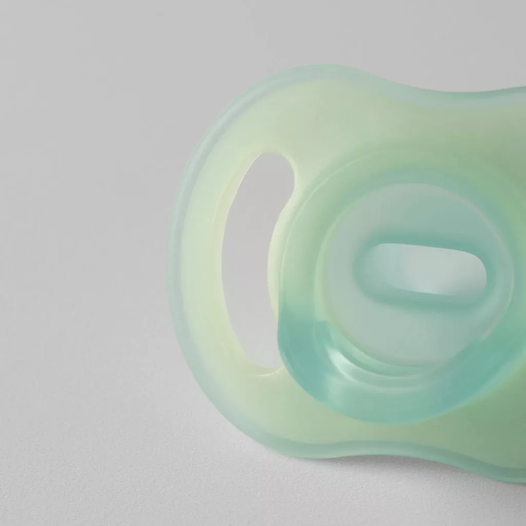 Tommee Tippee Ultra Light Night Glow éjszakai cumi sterilizáló tokkal 0-6 hó 2 db