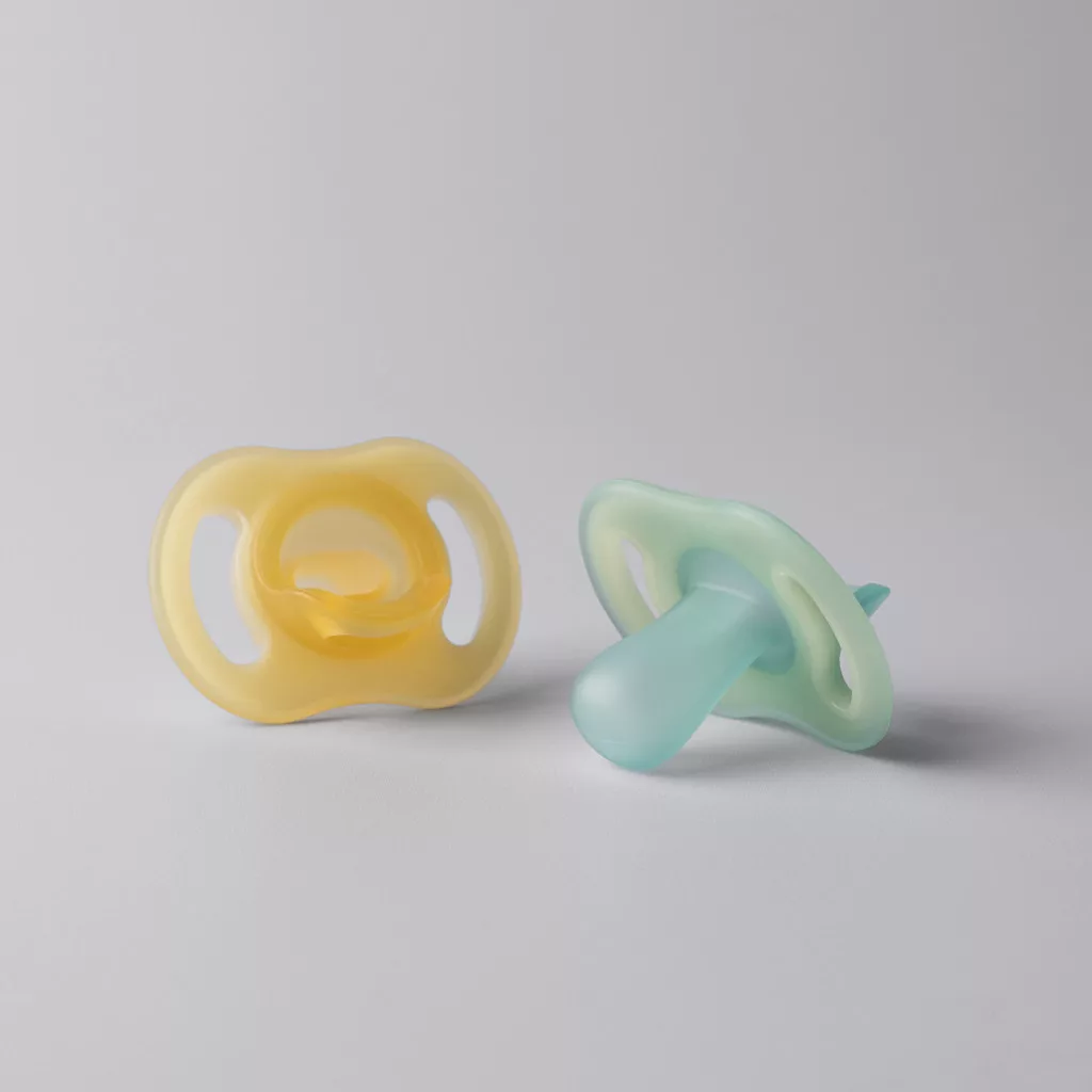Tommee Tippee Ultra Light Night Glow éjszakai cumi sterilizáló tokkal 0-6 hó 2 db