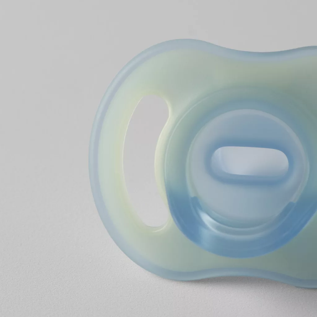 Tommee Tippee Ultra Light Night Glow éjszakai cumi sterilizáló tokkal 6-18 hó 2 db