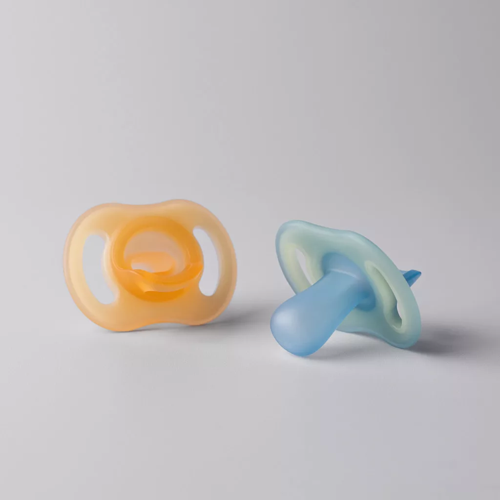 Tommee Tippee Ultra Light Night Glow éjszakai cumi sterilizáló tokkal 6-18 hó 2 db
