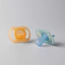 Tommee Tippee Ultra Light Night Glow éjszakai cumi sterilizáló tokkal 6-18 hó 2 db