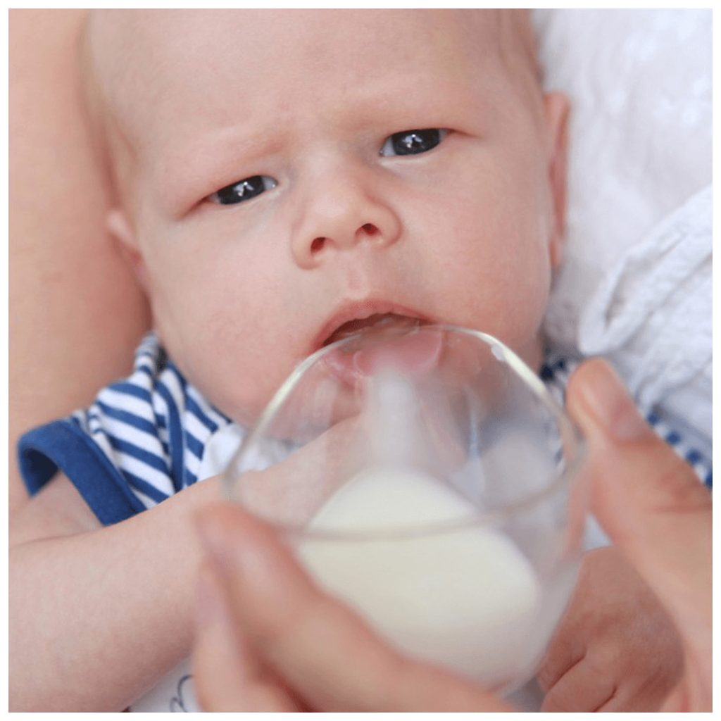 Szoptatás és fogbarát svéd itató-etetőpohár 80 ml