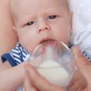 Szoptatás és fogbarát svéd itató-etetőpohár 80 ml