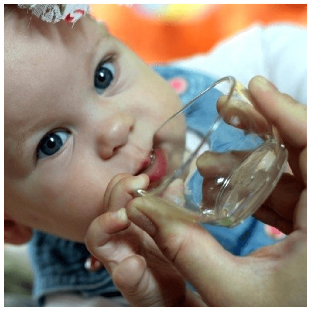 Szoptatás és fogbarát svéd itató-etetőpohár 80 ml