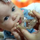 Szoptatás és fogbarát svéd itató-etetőpohár 80 ml